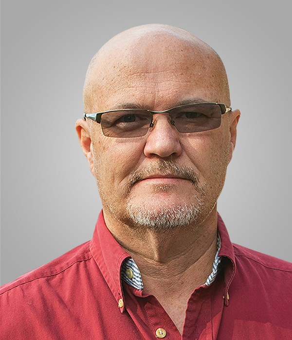 a man wearing a hat and glasses